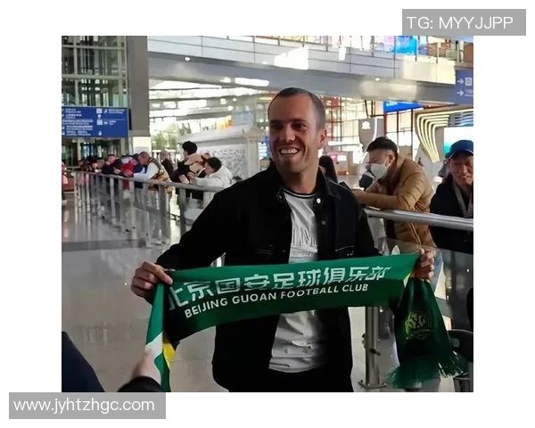 街头偶遇足球明星瞬间记录与球迷互动的精彩视频分享 街头偶遇足球明星瞬间记录与球迷互动的精彩视频分享