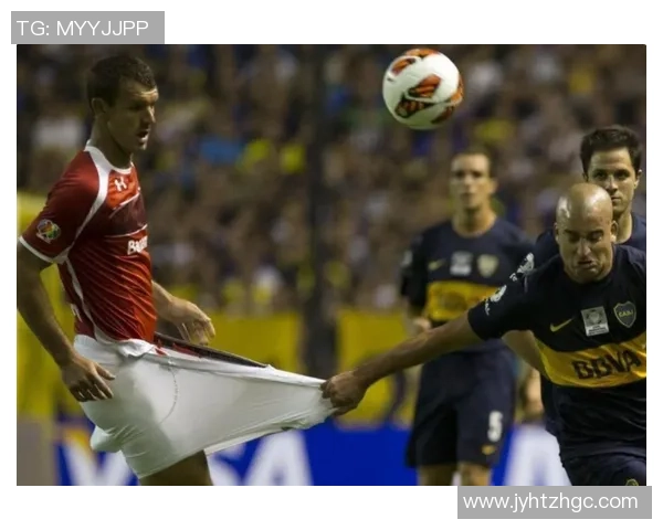 足球明星沙滩上意外尴尬瞬间引发热议网友调侃不断